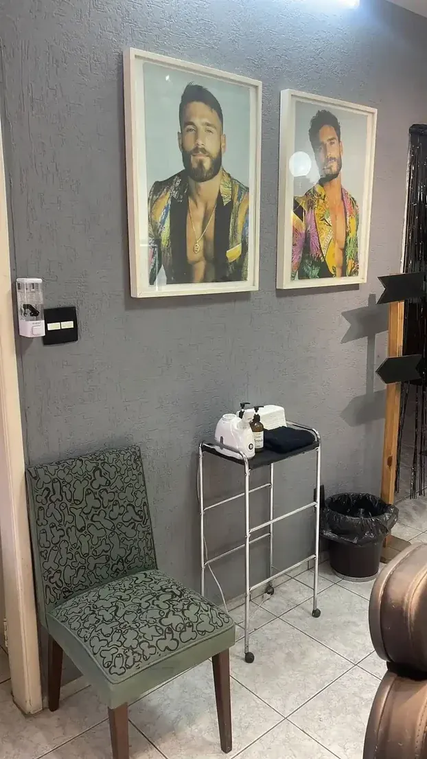 Cadeira e espaço interno da Brotta Barbearia